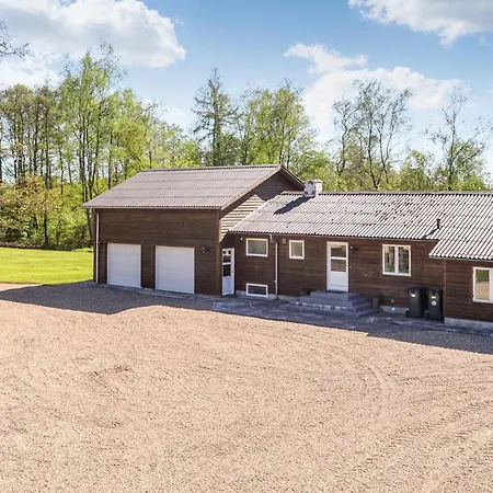 Five-bedroom In Kibak Feriehus